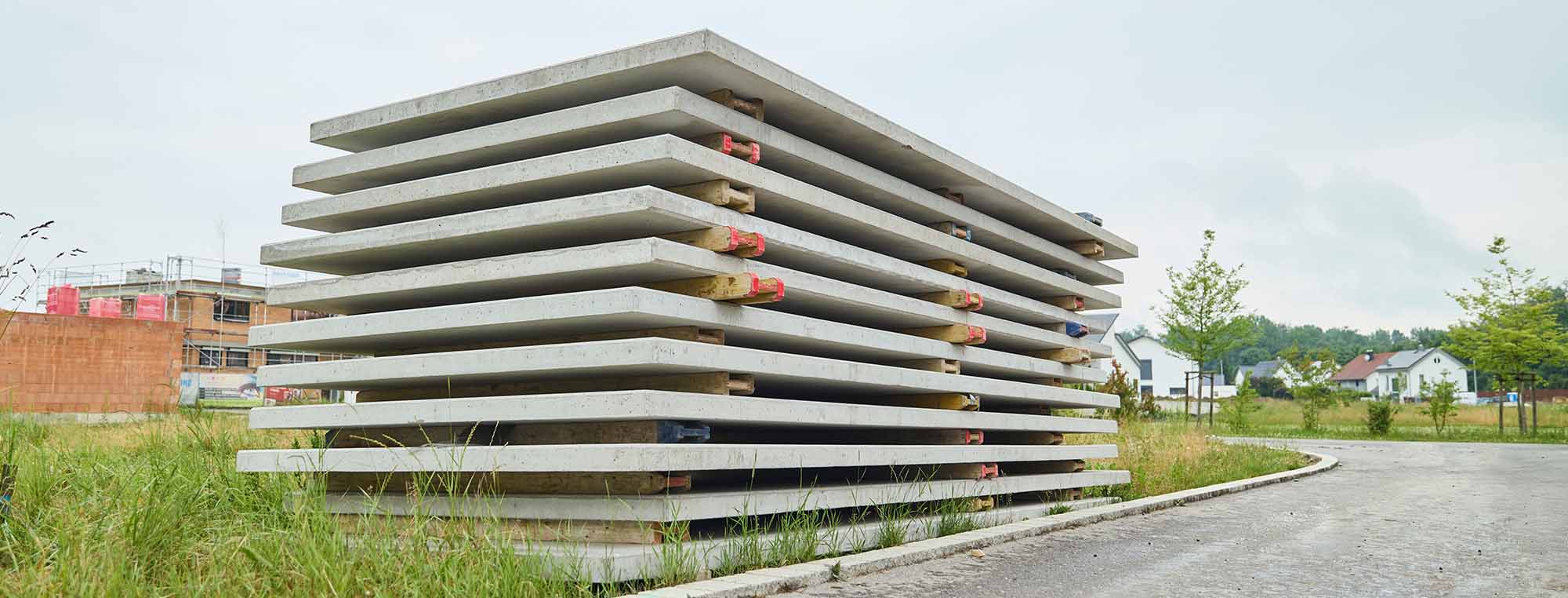 Einbau der Balkonplatten aus Carbonbeton im bayrischen Offingen.