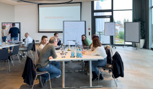 Teamarbeit in Kleingruppen beim Büroseminar 