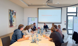 Teamarbeit in Kleingruppen beim Büroseminar 