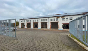 Blick auf das Bestandsgebäude am Standort Neustadt/Sachsen – hier entsteht die neue Einsatzstelle des ASB.