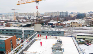 Blick über die winterliche Baustelle – die Arbeiten am fünften Obergeschoss laufen trotz frostiger Bedingungen weiter.