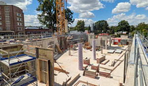 Ein modernes Bürogebäude wächst: In der Dresdner Fabrikstraße entsteht ein zukunftsweisender Neubau, der Massivbau und nachhaltige Holzbauweise vereint.