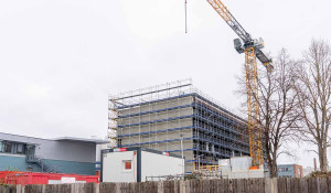 Das Gebäude wächst Etage für Etage in die Höhe – ein klarer Eindruck des aktuellen Baufortschritts.