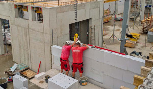 Handwerk trifft Hightech: Unsere Teams setzen auf Qualität und Erfahrung im Massivbau.