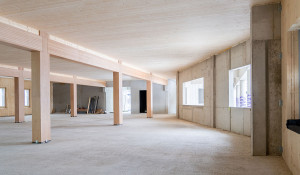 Weitläufige Geschossflächen mit tragenden Holzstützen – ein erster Eindruck der späteren Bürobereiche.