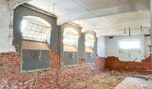 Die Fensteröffnungen werden bald nach unten erweitert, um viel natürliches Licht in den Innenraum zu bringen.