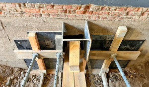 Einfülltrichter für Beton in der Schlaung der Sparoliven.