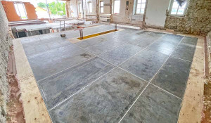 Herstellung eines Unterzuges, eines Treppenpodests sowie der Deckenschalung für die Decke über dem Erdgeschoss mit Anschluss an die bestehenden Decken.