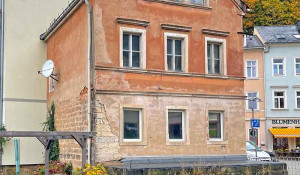 Die Außenansicht des Wohnhauses zu Beginn der Umbauarbeiten.