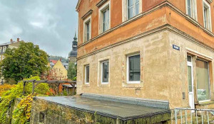 Die Außenansicht des Wohnhauses zu Beginn der Umbauarbeiten.