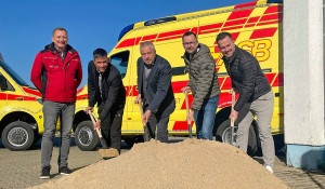 Gemeinsam wurde der erste Spatenstich gesetzt: Gunnar Stary (bendl HTS), Dipl.-Ing. Oliver Thomas (bauplanconcept ingenieure gmbh), Michael Geisler (Landrat), Alexander Penther (ASB Neustadt) und Bürgermeister Alexander Sachse.