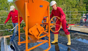 Vorbereitung für die Betonage - Einsatz von Spezialbeton für die ultradünne Carport-Decke.