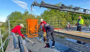 Einbringen des Ultra-Hochfesten Betons - präzise Arbeit auf der Baustelle in Weimar.