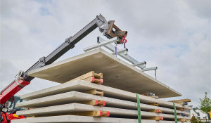 Die Platte aus Carbonbeton wird angehoben...