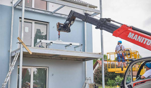 ...und schließlich in den Stahlrahmen eingesetzt.
