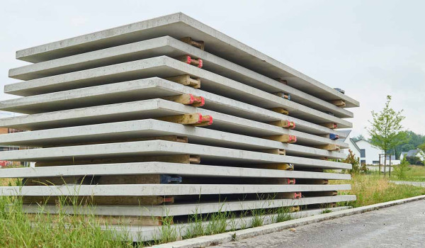 Einbau der Balkonplatten aus Carbonbeton im bayrischen Offingen.