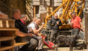 Unsere Mitarbeiter und andere am Bau Beteiligten genossen die köstlichen Kaltgetränke in der Sonne.