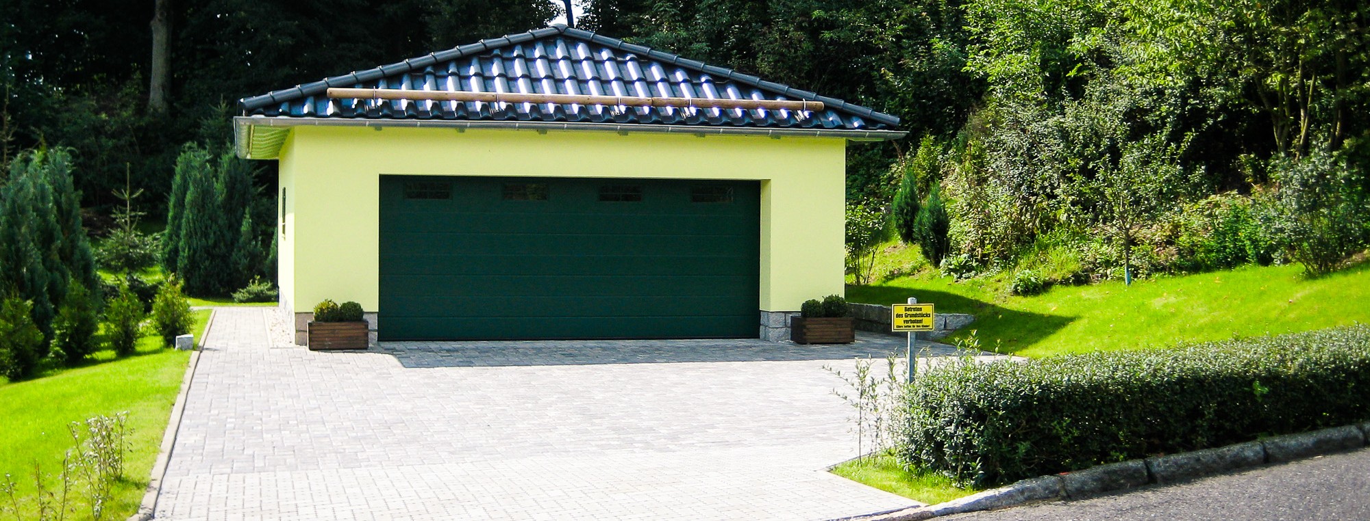 Garage mit Aussenanlage