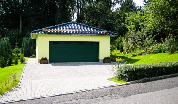 Garage mit Aussenanlage