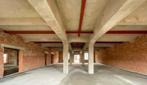 Abschließend wurden zwischen die ertüchtigten Unterzügen Stahlträger montiert.