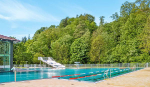 Das neue große Edelstahlbecken im KräuterVital-Bad in Sebnitz.