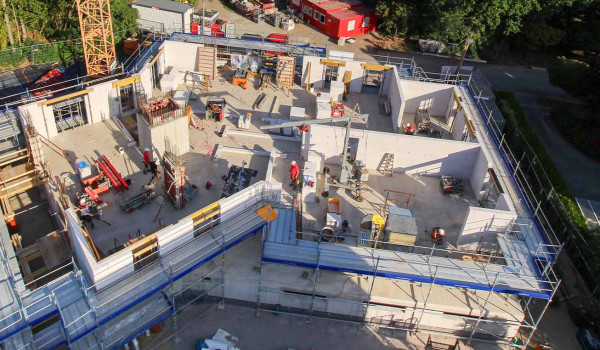 Rohbau eines Mehrfamilienhauses 