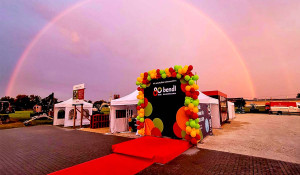 Der festliche Eingangsbereich zum 80-jährigen Firmenjubiläum von bendl – gekrönt von einem spektakulären Regenbogen.