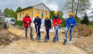 Spatenstich für die Feuerwehr Krumhermsdorf. Auf dem Bild zu sehen von links: Christoph Glaser (bendl HTS), Herr Rinke (Ortwehrleiter FFW Krumhermsdorf), Herr Mühle (Bürgermeister Stadt Neustadt), Herr Ritter-Kittelmann (Landratsamt – Fördermittelstelle),