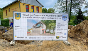 Bauzaun mit Visualisierung der Feuerwehr Krumhermsdorf 