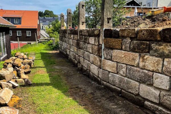 35 Meter lange Sandsteinmauer
