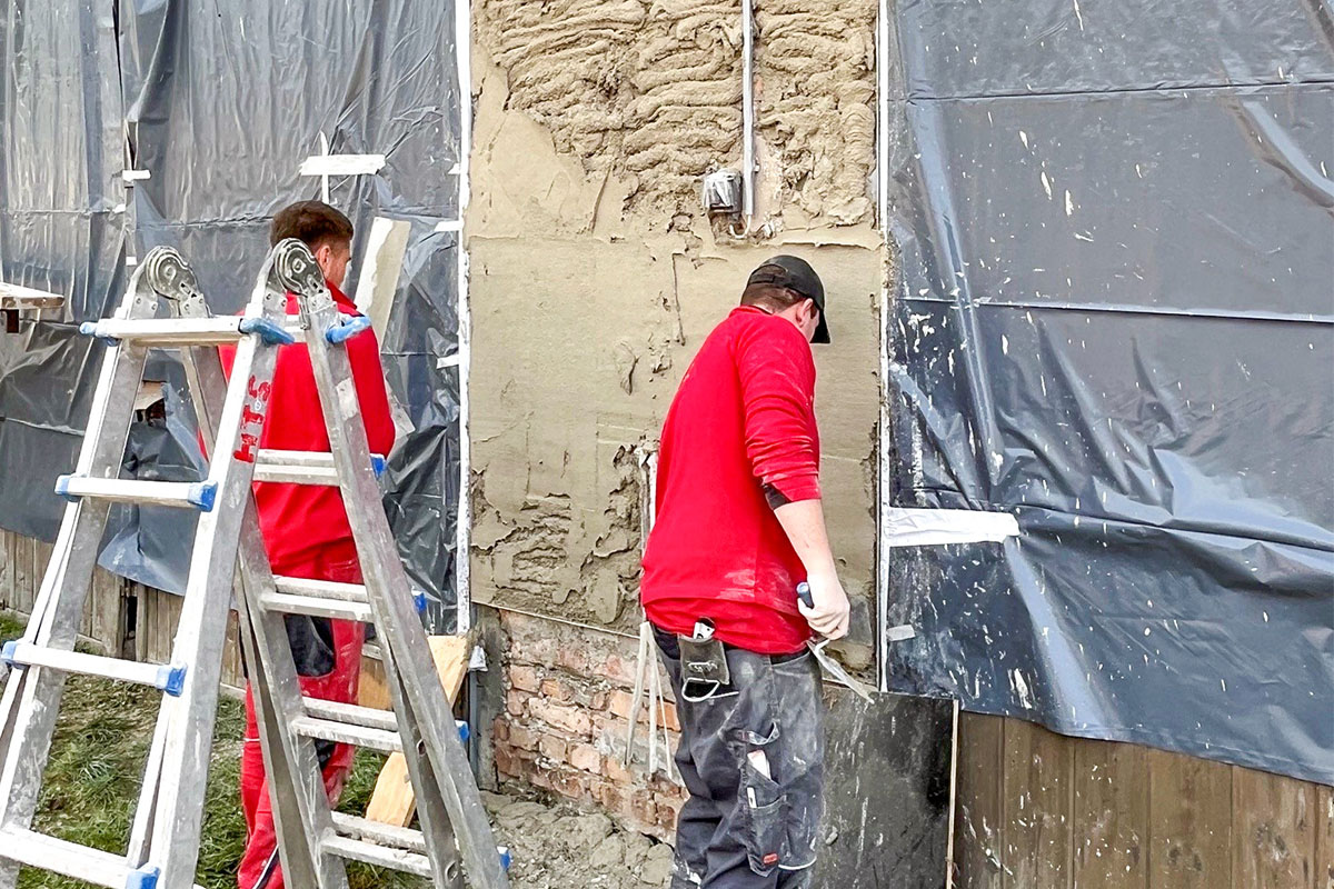 Die Arbeit mit Deckputz.